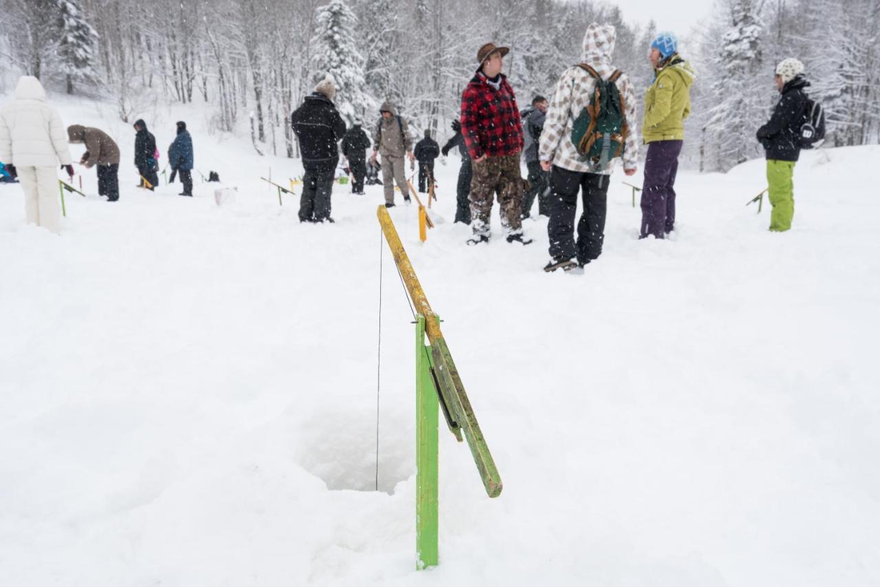 Pourvoirie Du Lac Blanc Saint-Alexis-des-Monts Exteriör bild
